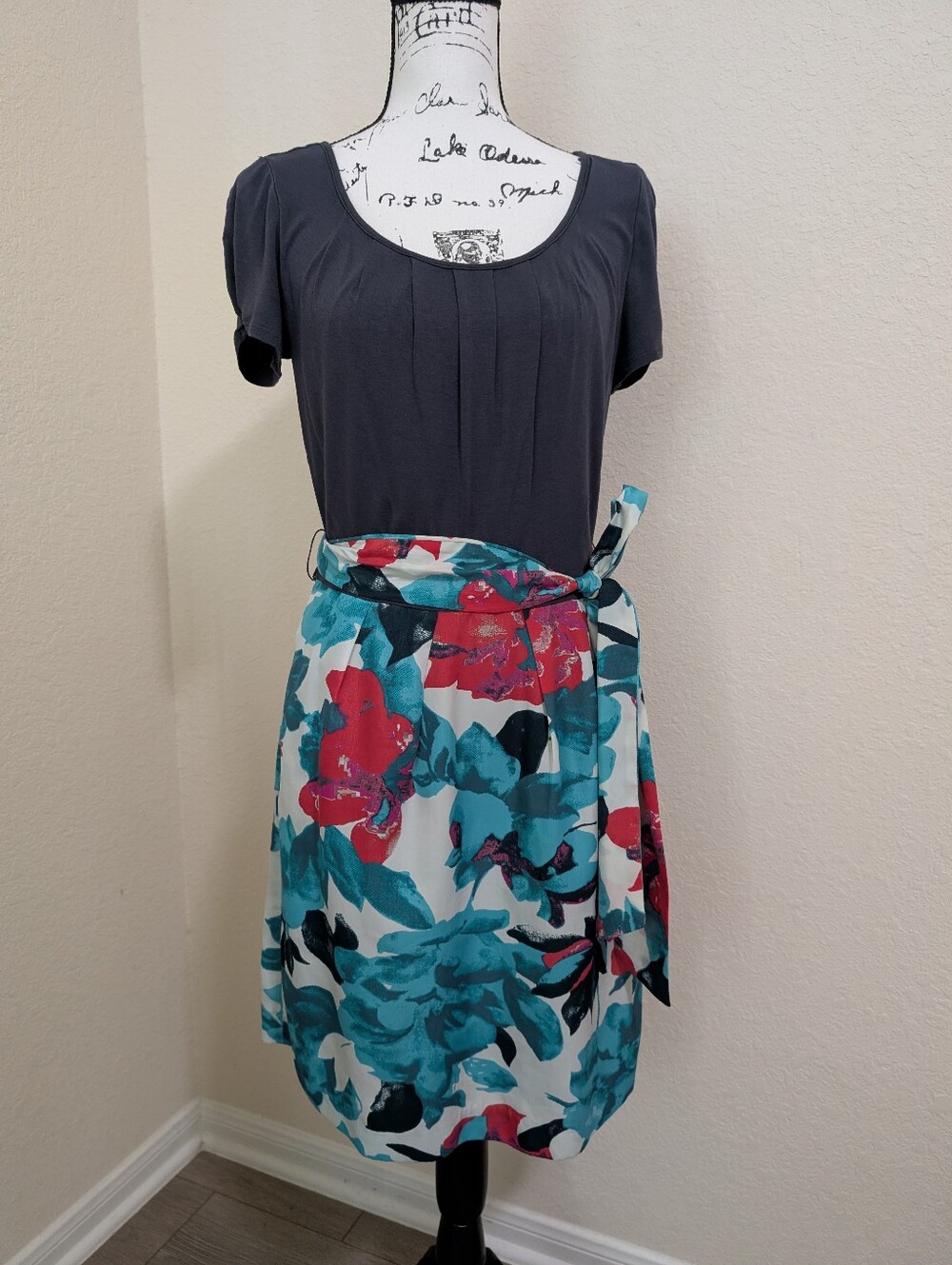 The Limited Two-Tone Floral Dress with Removable Bless & Side Pockets Size 4